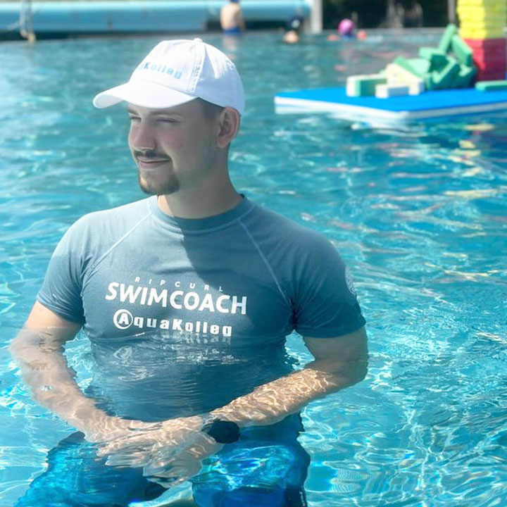 Foto vom Schwimmlehrer Leif im Schwimmbecken