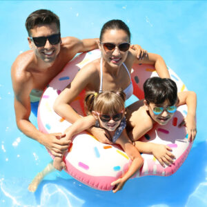 Glückliche Eltern nach dem Kinderschwimmkurs im Aquakolleg